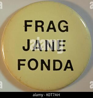 Ein Vietnam Krieg protest Pin, bietet der Text "Frag Jane Fonda', die Pin wurde geschaffen, um die Opposition gegen Jane Fonda, eine US-amerikanische Schauspielerin, war ein ausgesprochener Kritiker der Vietnam Krieg, 1970 zu zeigen. Stockfoto