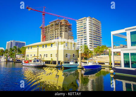 FORT LAUDERDALE, USA - 11. JULI 2017: Viele England Yatchs in einem Pier mit einem schönen Neubau hinter der Stadt Fort Lauderdale, Florida geparkt Stockfoto