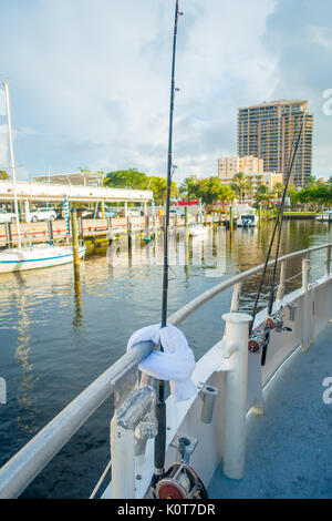 FORT LAUDERDALE, USA - 11. JULI 2017: Drei Big Game Fishing rods in einem großen Boote im Wasser in der Pier abgestellt an der Fort Lauderdale International Boat Show Stockfoto