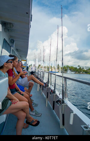 FORT LAUDERDALE, USA - 11. JULI 2017: Unbekannter Menschen sitzen vor einem Angelruten in einem großen Boote am Fort Lauderdale, Florida Stockfoto