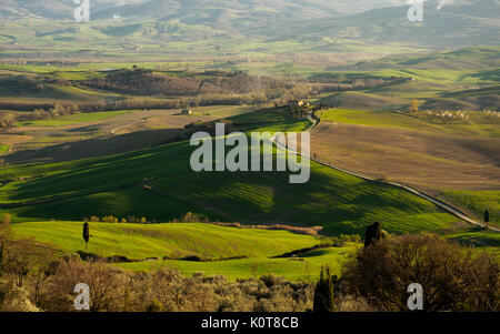 Val d'Orcia Landschaft bei Sonnenuntergang in der Nähe von Pienza (Siena). Italien, 2017. Querformat. Stockfoto