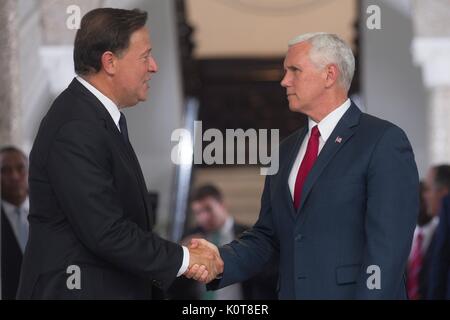 U.S. Vice President Mike Pence schüttelt Hände mit Panamian Präsident Juan Carlos Varela, Links, als er den Präsidentenpalast August 17, 2017 in Panama City, Panama fährt. Pence wurde auf eine Woche, die lange Reise durch Lateinamerika. Stockfoto