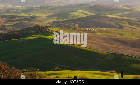 Val d'Orcia Landschaft bei Sonnenuntergang in der Nähe von Pienza (Siena). Italien, 2017. Querformat. Stockfoto