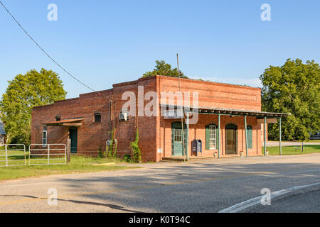 Die kleinen ländlichen Postgebäude in Matthews, Alabama, USA, die typisch für eine kleine Stadt oder Gemeinde im ländlichen Süden der USA ist. Stockfoto