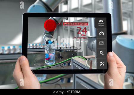 Ingenieur hand mit Tablet, Automatisierung Robot Arm Maschine im smart Werk mit Tablet Echtzeit Schwingungsanalyse monitoring system Anwendung für c Stockfoto