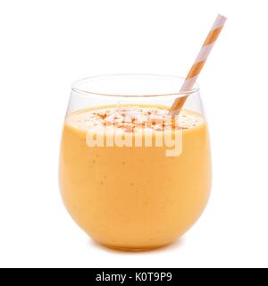 Kürbis Smoothie mit Kokosnuss im Tumbler Glas mit Stroh isoliert auf weißem Stockfoto