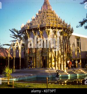 Blick auf den vergoldeten Thailand Pavilion, inspiriert von buddhistischen Schreinen in Bangkok, auf der New York World's Fair 1964, in Flushing Meadows, Queens, New York City, Juni 1964. Stockfoto