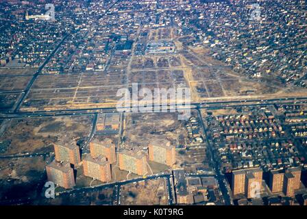 Luftaufnahme nördlich der Nachbarschaften Rego Park, Elmhurst und Corona, Queens, New York City, 1957. Der Long Island Expressway (LIE) verläuft horizontal Ost-West am Mittelrahmen. Auf dem leeren Land nördlich der Westbahn LIE wird der Apartmentkomplex Lefrak City mehrere Jahre nach der Aufnahme dieses Fotos errichtet. Das eineinbahnige Gebäude in der Mitte ist die Consolidated Edison elektrische Umspannstation an der 9th Street und 55th Avenue. Die Bahngleise der Long Island Railroad (LIRR) nach Forest Hills verlaufen parallel zur LIE entlang der oberen Rahmenkante. Kreuzung Boulevard kreuzt t Stockfoto