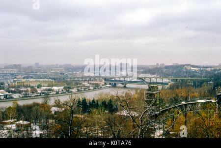 Blick Richtung Osten der Stadt Moskau, Sowjetunion, UDSSR, November, 1973. In der Mitte der Luzhnetsky (Luzhnetskaya) U-Bahn Brücke überspannt den Fluss Moskau, von luzhniki Stadion im Norden zu Sparrow Hügeln (Lenin Hills) Park South der Wasserstraße. Stockfoto