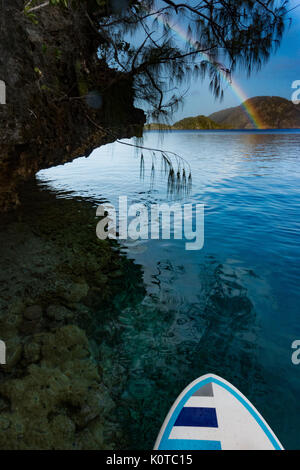 Stand up paddleboarding durch den Kalkstein Karst Topographie der Bucht der Inseln, Vanua Yageta, Lau Group, Fidschi Stockfoto