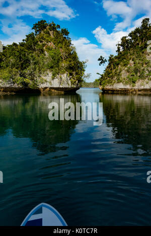 Stand up paddleboarding durch den Kalkstein Karst Topographie der Bucht der Inseln, Vanua Yageta, Lau Group, Fidschi Stockfoto