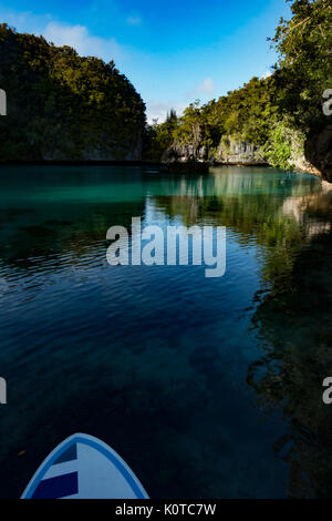 Stand up paddleboarding durch den Kalkstein Karst Topographie der Bucht der Inseln, Vanua Yageta, Lau Group, Fidschi Stockfoto