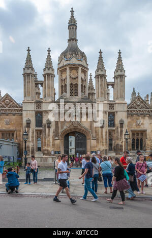 Das Torhaus und an der Wand zum King's College, Cambridge, wie vom King's Parade. Stockfoto