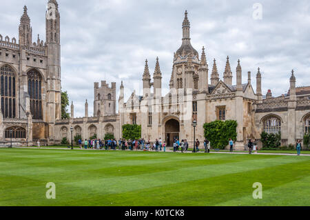 Das Torhaus und an der Wand zum King's College, Cambridge, wie aus den Gründen. Stockfoto