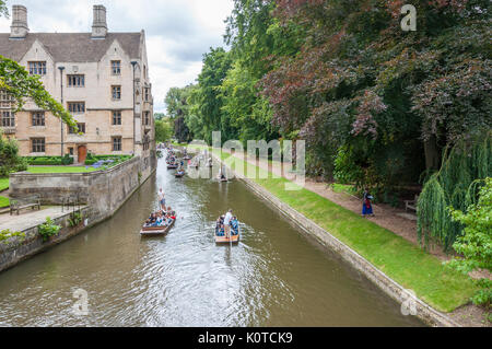 Punting on the River Cam, Kings College, Cambridge, England Stockfoto