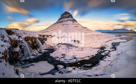 Farbenfroher Sonnenuntergang am Kirkjufell Berge und Wasserfälle, Island Stockfoto