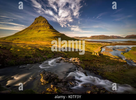 Kirkjufellsfoss Wasserfälle mit Kirkjufell Berg im Hintergrund, im Abendlicht, Island Stockfoto