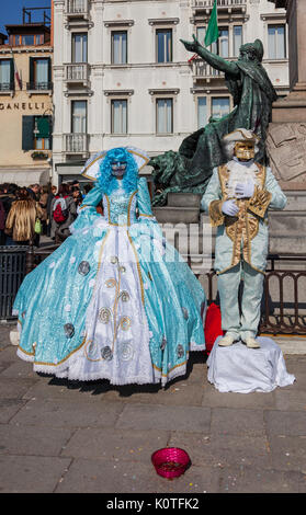 Venedig, Italien, 26. Februar 2011: Ein paar in spezifischen exquisite venezianische Kostüme verkleidet posiert für Touristen im Sestiere Castello während der Ven Stockfoto