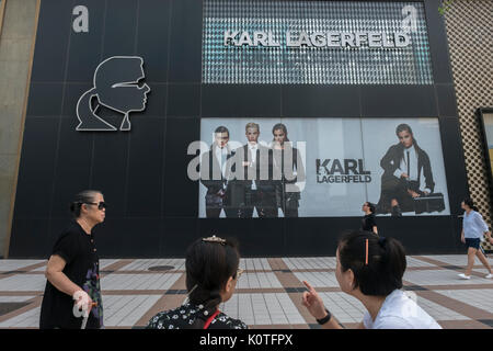 Karl Lagerfeld in Einkaufsstraße Wangfujing in Peking, China. 19-Aug-2017 Stockfoto