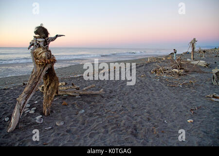 Driftwood verwandelte sich in eine natürliche Skulptur Galerie auf Hokitika Strand Stockfoto