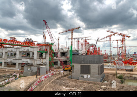 Baukräne Arbeiten an Expressway und Skytrain Standort in Asien Stockfoto