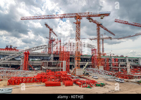 Baukräne Arbeiten an Expressway und Skytrain Standort in Asien Stockfoto