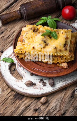 Traditionelle Klassische italienische Lasagne auf Holz rustikale Hintergrund Stockfoto