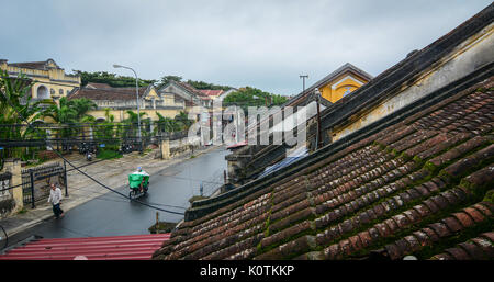 Hoi An, Vietnam - 28.November 2015. Main Street mit vielen alten Häuser in der Altstadt von Hoi An, Vietnam. Hoi An ist Vietnam die meisten atmosphärischen und delightfu Stockfoto