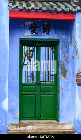 Hoi An, Vietnam - 28.November 2015. Grüne Tür eines alten Tempel in der Altstadt von Hoi An, Vietnam. Hoi An ist Vietnam die meisten atmosphärischen und entzückenden Stadt. Stockfoto