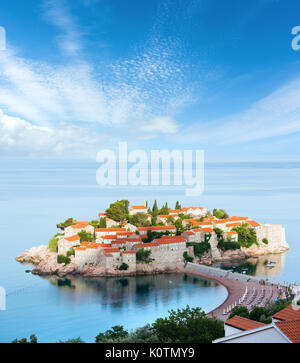 Am Morgen Blick auf Sveti Stefan Meer Insel mit Strand und Stadt-Hotel, in der Nähe von Budva (Montenegro) und Blau malerische Himmel oben. Vier Schüsse stitch imag Stockfoto