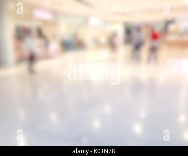 verschwommenes Bild der Shopping Mall und Menschen im Kaufhaus. Stockfoto