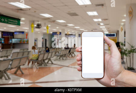 Menschliche Holding leerer Bildschirm von Smart Phone und wartet Ankunft Zeit Hintergrund verschwimmen. Stockfoto