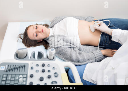 Nach weiblichen Patienten durch abdomen Ultraschall bei privaten Klinik. Stockfoto