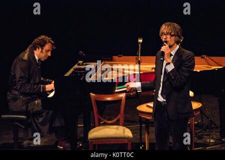 Edinburgh, Großbritannien. 23 Aug, 2017. Jarvis Cocker & Chilly Gonzales einen Song-Zyklus, der sich vorstellt, die Gäste der Zimmer 29 auf holywood's Chateau Hotel Marmont durchführen. Sie führen an der King's Theatre, Edinburgh als Teil des Edinburgh International Festival vom 22. bis 24. August 2017. Credit: Rich Dyson/Alamy leben Nachrichten Stockfoto