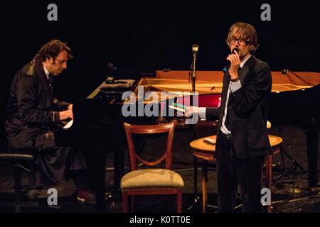 Edinburgh, Großbritannien. 23 Aug, 2017. Jarvis Cocker & Chilly Gonzales einen Song-Zyklus, der sich vorstellt, die Gäste der Zimmer 29 auf holywood's Chateau Hotel Marmont durchführen. Sie führen an der King's Theatre, Edinburgh als Teil des Edinburgh International Festival vom 22. bis 24. August 2017. Credit: Rich Dyson/Alamy leben Nachrichten Stockfoto