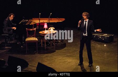 Edinburgh, Großbritannien. 23 Aug, 2017. Jarvis Cocker & Chilly Gonzales einen Song-Zyklus, der sich vorstellt, die Gäste der Zimmer 29 auf holywood's Chateau Hotel Marmont durchführen. Sie führen an der King's Theatre, Edinburgh als Teil des Edinburgh International Festival vom 22. bis 24. August 2017. Credit: Rich Dyson/Alamy leben Nachrichten Stockfoto