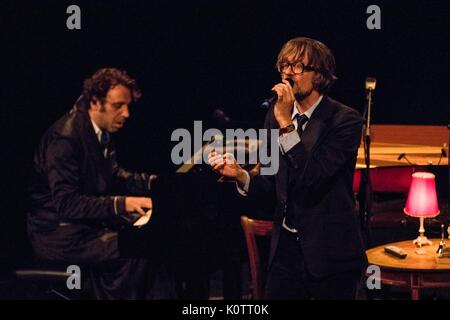 Edinburgh, Großbritannien. 23 Aug, 2017. Jarvis Cocker & Chilly Gonzales einen Song-Zyklus, der sich vorstellt, die Gäste der Zimmer 29 auf holywood's Chateau Hotel Marmont durchführen. Sie führen an der King's Theatre, Edinburgh als Teil des Edinburgh International Festival vom 22. bis 24. August 2017. Credit: Rich Dyson/Alamy leben Nachrichten Stockfoto