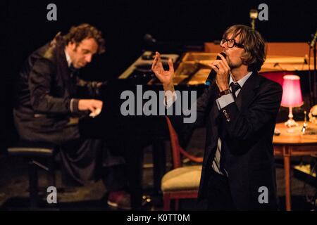 Edinburgh, Großbritannien. 23 Aug, 2017. Jarvis Cocker & Chilly Gonzales einen Song-Zyklus, der sich vorstellt, die Gäste der Zimmer 29 auf holywood's Chateau Hotel Marmont durchführen. Sie führen an der King's Theatre, Edinburgh als Teil des Edinburgh International Festival vom 22. bis 24. August 2017. Credit: Rich Dyson/Alamy leben Nachrichten Stockfoto