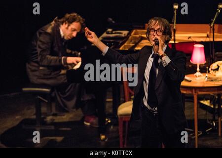 Edinburgh, Großbritannien. 23 Aug, 2017. Jarvis Cocker & Chilly Gonzales einen Song-Zyklus, der sich vorstellt, die Gäste der Zimmer 29 auf holywood's Chateau Hotel Marmont durchführen. Sie führen an der King's Theatre, Edinburgh als Teil des Edinburgh International Festival vom 22. bis 24. August 2017. Credit: Rich Dyson/Alamy leben Nachrichten Stockfoto