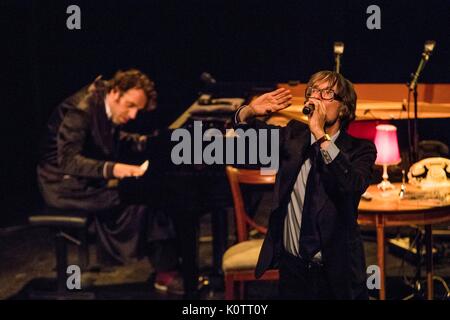 Edinburgh, Großbritannien. 23 Aug, 2017. Jarvis Cocker & Chilly Gonzales einen Song-Zyklus, der sich vorstellt, die Gäste der Zimmer 29 auf holywood's Chateau Hotel Marmont durchführen. Sie führen an der King's Theatre, Edinburgh als Teil des Edinburgh International Festival vom 22. bis 24. August 2017. Credit: Rich Dyson/Alamy leben Nachrichten Stockfoto