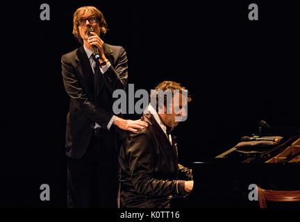 Edinburgh, Großbritannien. 23 Aug, 2017. Jarvis Cocker & Chilly Gonzales einen Song-Zyklus, der sich vorstellt, die Gäste der Zimmer 29 auf holywood's Chateau Hotel Marmont durchführen. Sie führen an der King's Theatre, Edinburgh als Teil des Edinburgh International Festival vom 22. bis 24. August 2017. Credit: Rich Dyson/Alamy leben Nachrichten Stockfoto