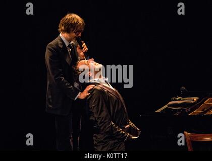 Edinburgh, Großbritannien. 23 Aug, 2017. Jarvis Cocker & Chilly Gonzales einen Song-Zyklus, der sich vorstellt, die Gäste der Zimmer 29 auf holywood's Chateau Hotel Marmont durchführen. Sie führen an der King's Theatre, Edinburgh als Teil des Edinburgh International Festival vom 22. bis 24. August 2017. Credit: Rich Dyson/Alamy leben Nachrichten Stockfoto