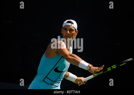 New York, Vereinigte Staaten. 23 Aug, 2017. US Open Tennis: New York, 23. August 2017 - Der Spanier Rafael Nadal üben an der National Tennis Center in Flushing Meadows, New York in Vorbereitung auf die US Open die beginnt am kommenden Montag, 28. August Quelle: Adam Stoltman/Alamy leben Nachrichten Stockfoto