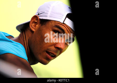 New York, Vereinigte Staaten. 23 Aug, 2017. US Open Tennis: New York, 23. August 2017 - Der Spanier Rafael Nadal während einer Übung an der National Tennis Center in Flushing Meadows, New York. Er war die Vorbereitung auf die US Open die beginnt am kommenden Montag, 28. August Quelle: Adam Stoltman/Alamy leben Nachrichten Stockfoto