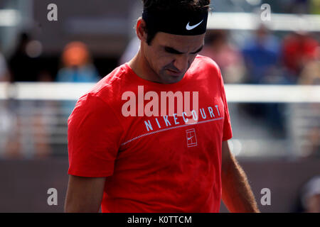 New York, Vereinigte Staaten. 23 Aug, 2017. US Open Tennis: New York, 23. August 2017 - Roger Federer von der Schweiz während einer Übung an der National Tennis Center in Flushing Meadows, New York. Er ist die Vorbereitung auf die US Open die beginnt am kommenden Montag, 28. August Quelle: Adam Stoltman/Alamy leben Nachrichten Stockfoto