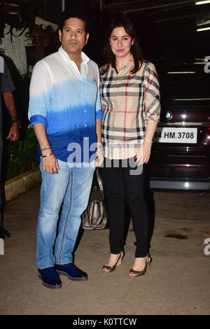 Mumbai, Indien. 23 Aug, 2017. Sachin Tendulkar mit Frau Anjali Tendulkar bei der Vorführung des Films niff' bei Sunny super Sound, Mumbai. Credit: Azhar Khan/Alamy leben Nachrichten