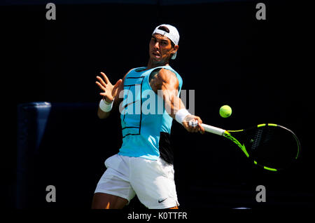 New York, Vereinigte Staaten. 23 Aug, 2017. US Open Tennis: New York, 23. August 2017 - Der Spanier Rafael Nadal üben an der National Tennis Center in Flushing Meadows, New York in Vorbereitung auf die US Open die beginnt am kommenden Montag, 28. August Quelle: Adam Stoltman/Alamy leben Nachrichten Stockfoto