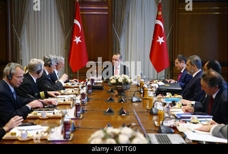 Ankara, Türkei. 23 Aug, 2017. Türkischen Präsidenten Erdogan (C) trifft mit US-Verteidigungsminister Jim Mattis (4. L) im Präsidentenpalast in Ankara, Türkei, am 23.08.2017. Türkischen Präsidenten Recep Tayyip Erdogan äußerte der Türkei Unbehagen über US-Unterstützung der Syrischen Kurdischen Volkes Schutz (YPG) bei seinem Treffen mit US-Verteidigungsminister Jim Mattis am Mittwoch. Quelle: Xinhua/Alamy leben Nachrichten Stockfoto