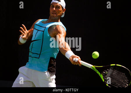 New York, Vereinigte Staaten. 23 Aug, 2017. US Open Tennis: New York, 23. August 2017 - Der Spanier Rafael Nadal üben an der National Tennis Center in Flushing Meadows, New York in Vorbereitung auf die US Open die beginnt am kommenden Montag, 28. August Quelle: Adam Stoltman/Alamy leben Nachrichten Stockfoto