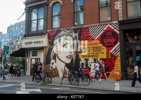 New York, USA. 23 Aug, 2017. Passanten stoppen eine neu abgeschlossene Wandbild zu bewundern, von Shepard Fairey, im East Village. Das Wandbild mit Debbie Harry, Sänger für die Gruppe Blondie, die ihren Start in 1979 erhielt im CBGB, auf der anderen Straßenseite war. Fairy Arbeiten ist auch in Blondie's neuestes Album "Polinator", welches im Mai 2017 Credit freigegeben wurde: Stacy Walsh Rosenstock/Alamy leben Nachrichten Stockfoto